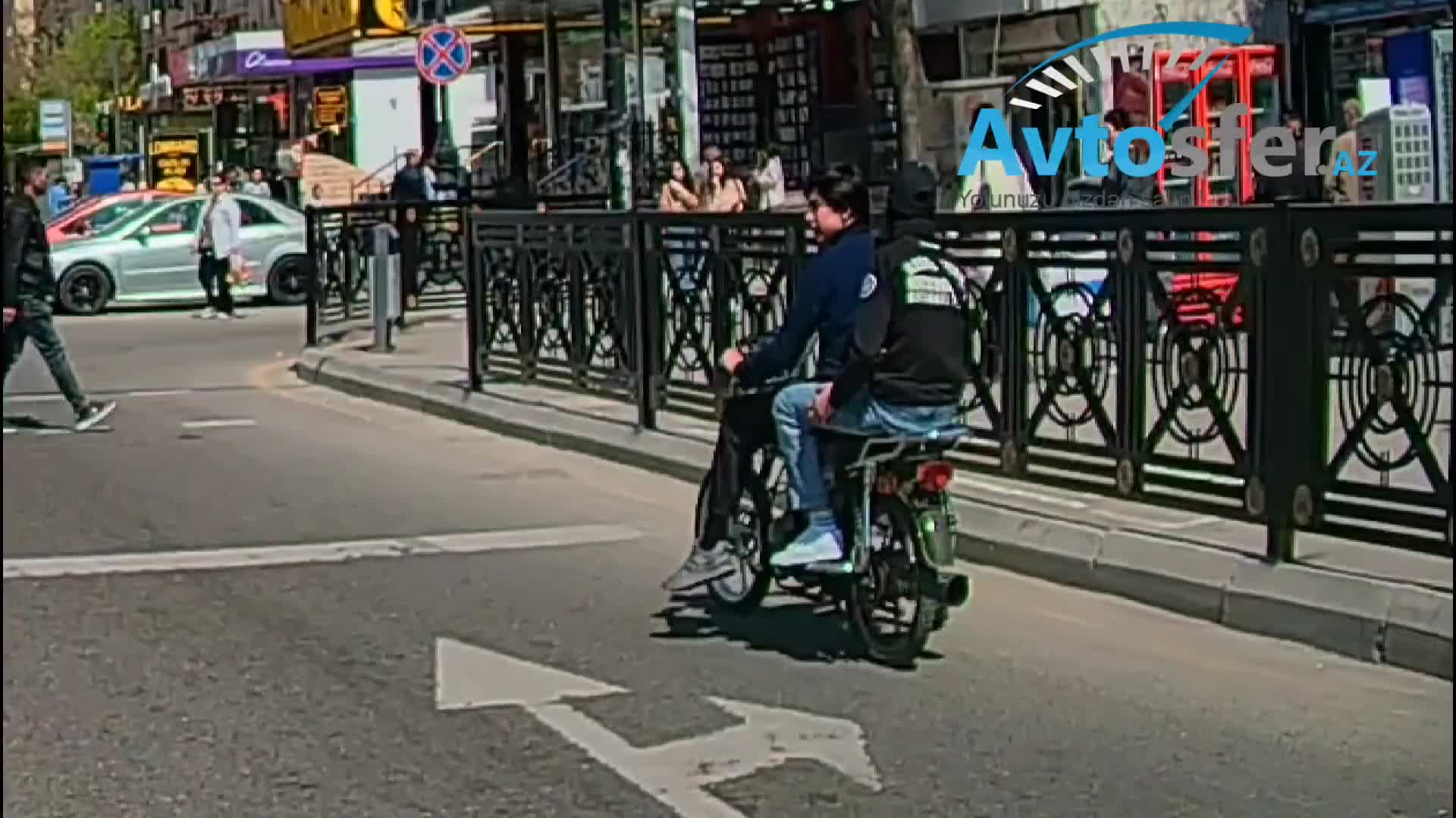 Əcəminin ölüm saçan gənc moped sürücüləri