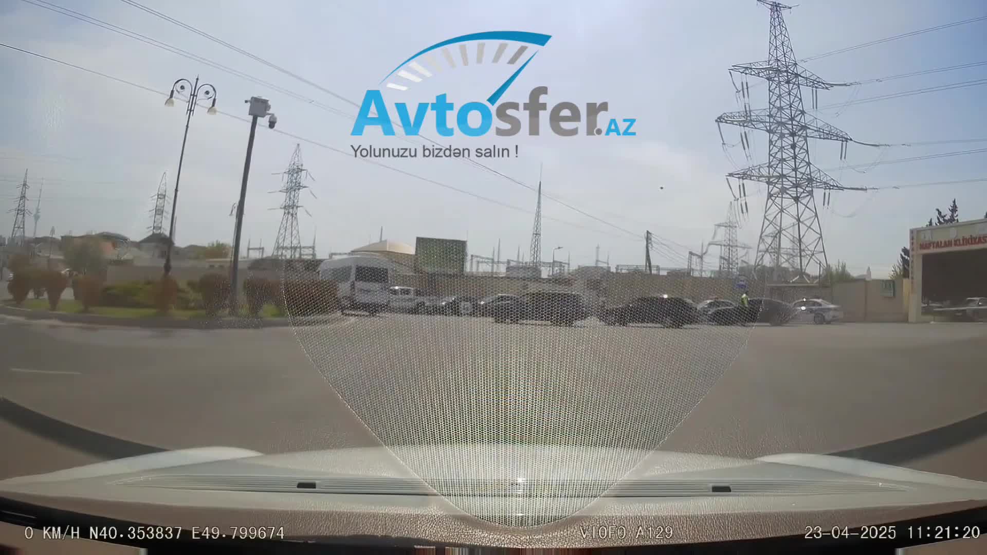 Taksi sürücüsü yolu kəsib qəza şəraiti yaratdı 