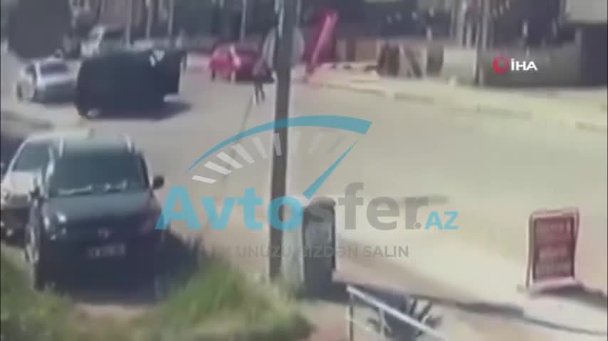 Əl əyləcini çəkməyi unutdu, maşın geriyə hərəkət etdi