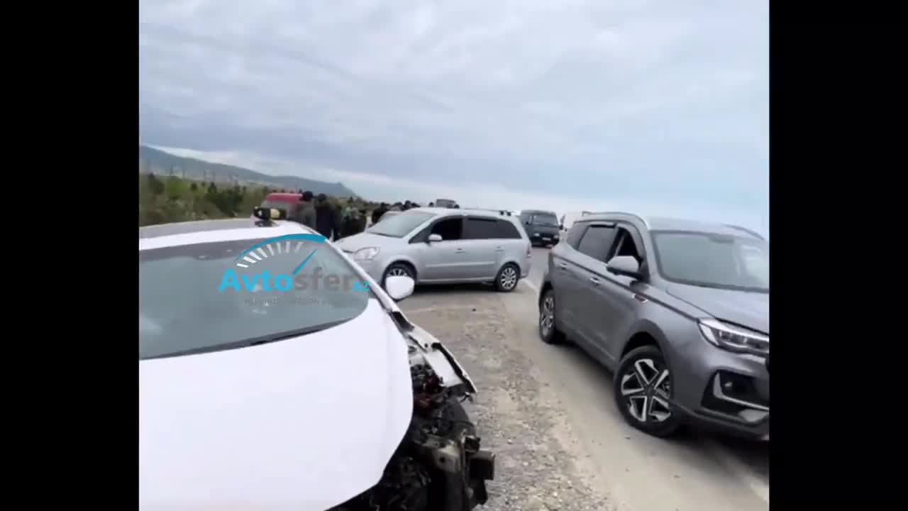 Beton arakəsməyə çırpılan “Hyundai” tanınmaz hala düşdü