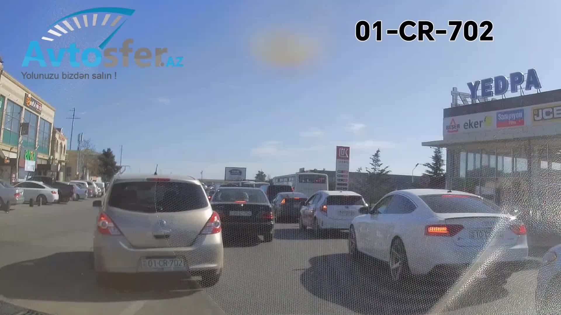Tıxacda dözə bilməyən sürücü əks yola çıxdı