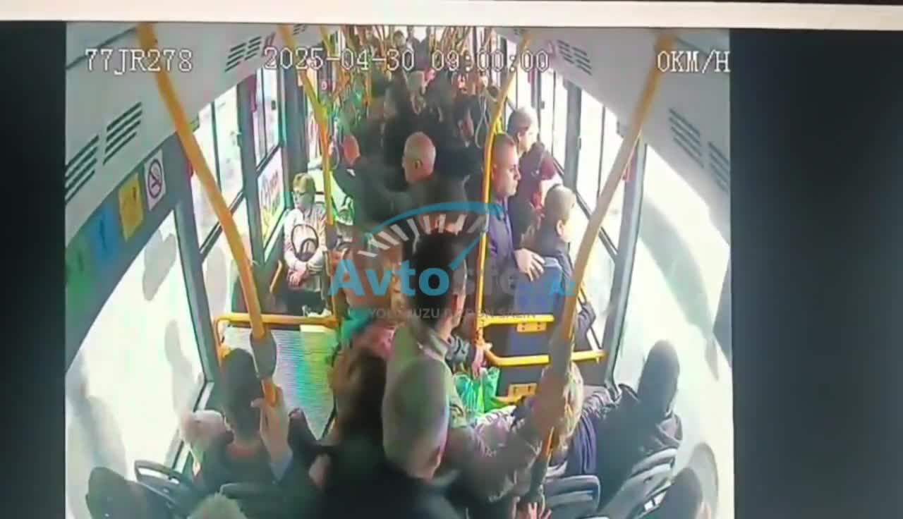 Bu qəzaya avtobus zolağı səbəb olub? 