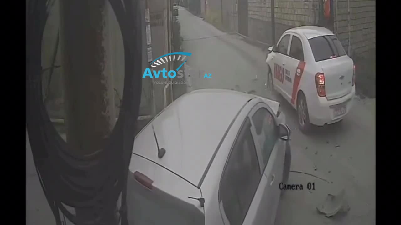 Binədə yolayrıcına baxmadan girən “Nissan” “Chevrolet”ə çırpıldı 
