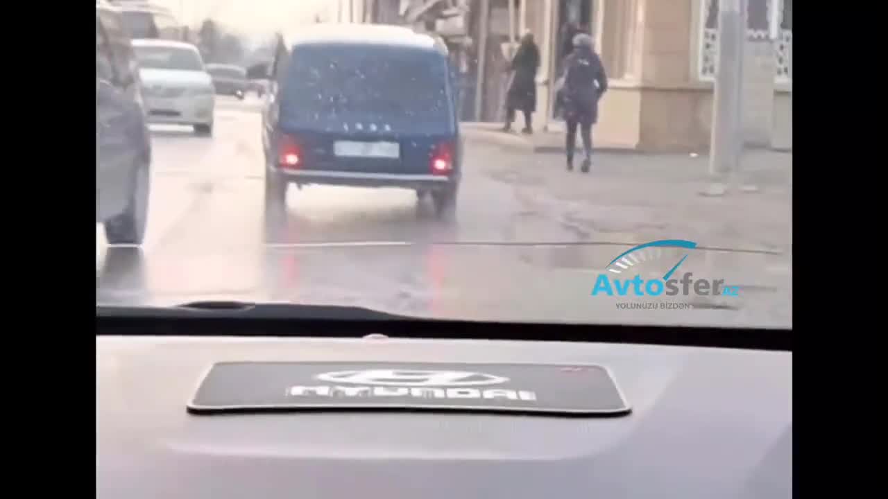Maşının qabağını göyə qaldıran sürücü