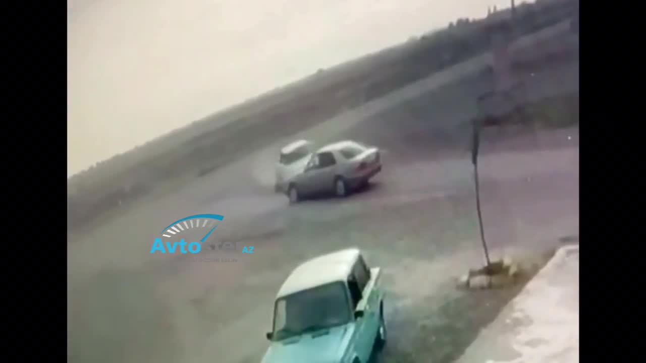 Yolayrıcına sərt daxil olan “VAZ” “Mercedes”ə çırpıldı