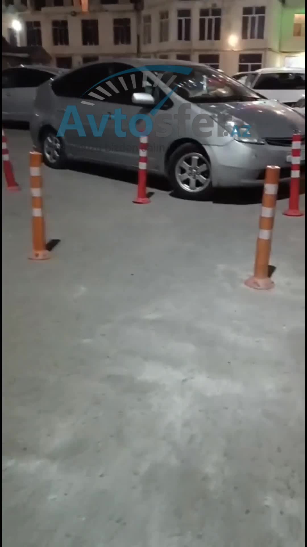 Bu binanın həyətində sürücülər sakinlərin canını boğaza yığıb