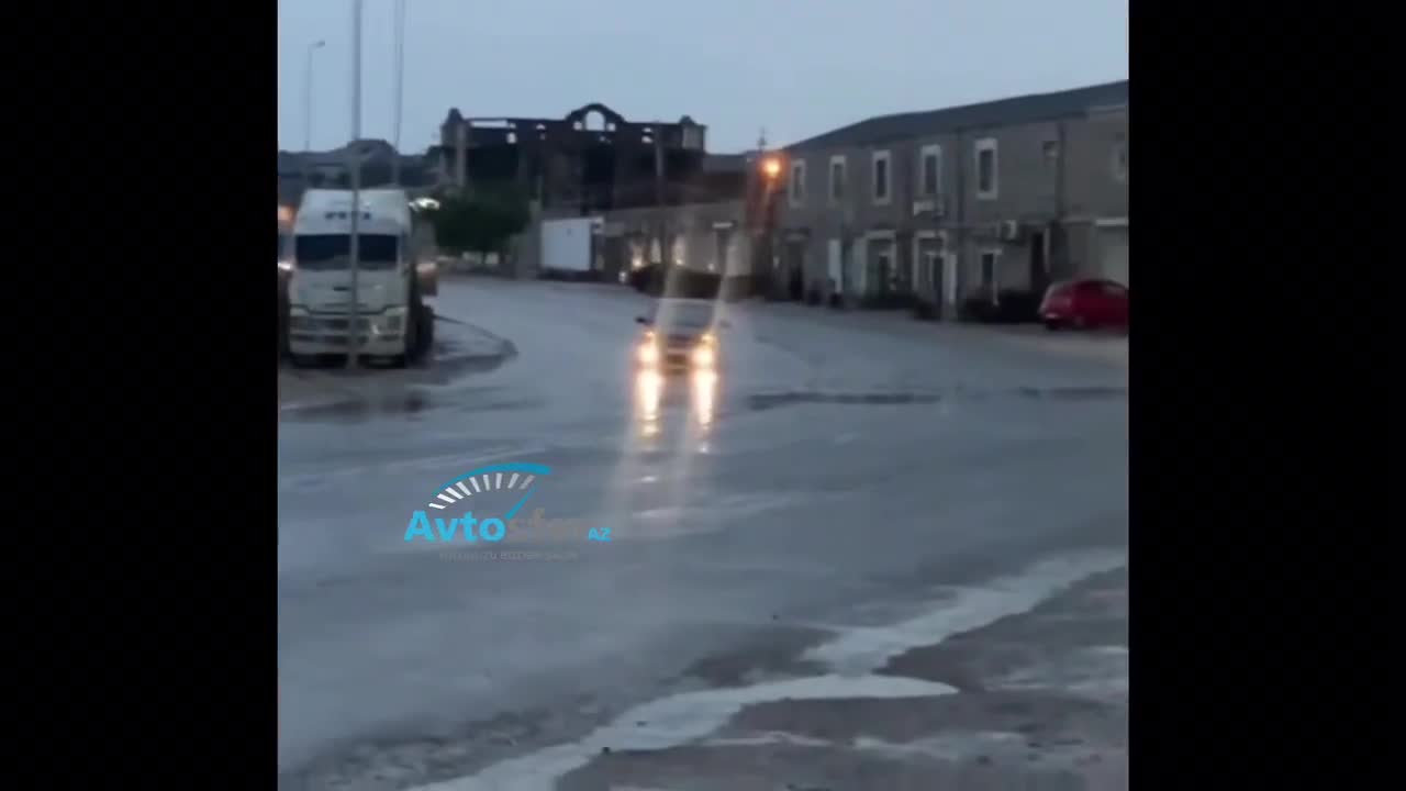 Yağışlı yolda “KIA” ilə “hoqqa” verən sürücü - 10-RY-287