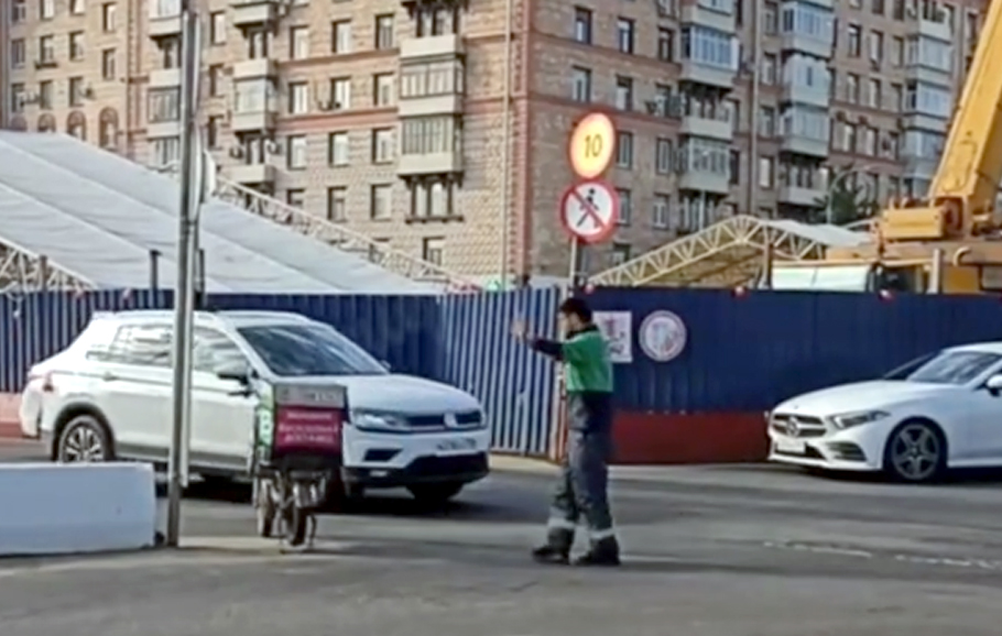 Svetofor xarab oldu; kuryer hərəkəti tənzimlədi 