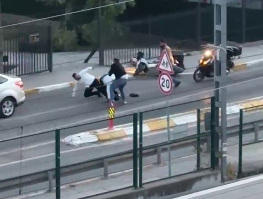 Sürücülər arasında yol üstündə dava düşdü