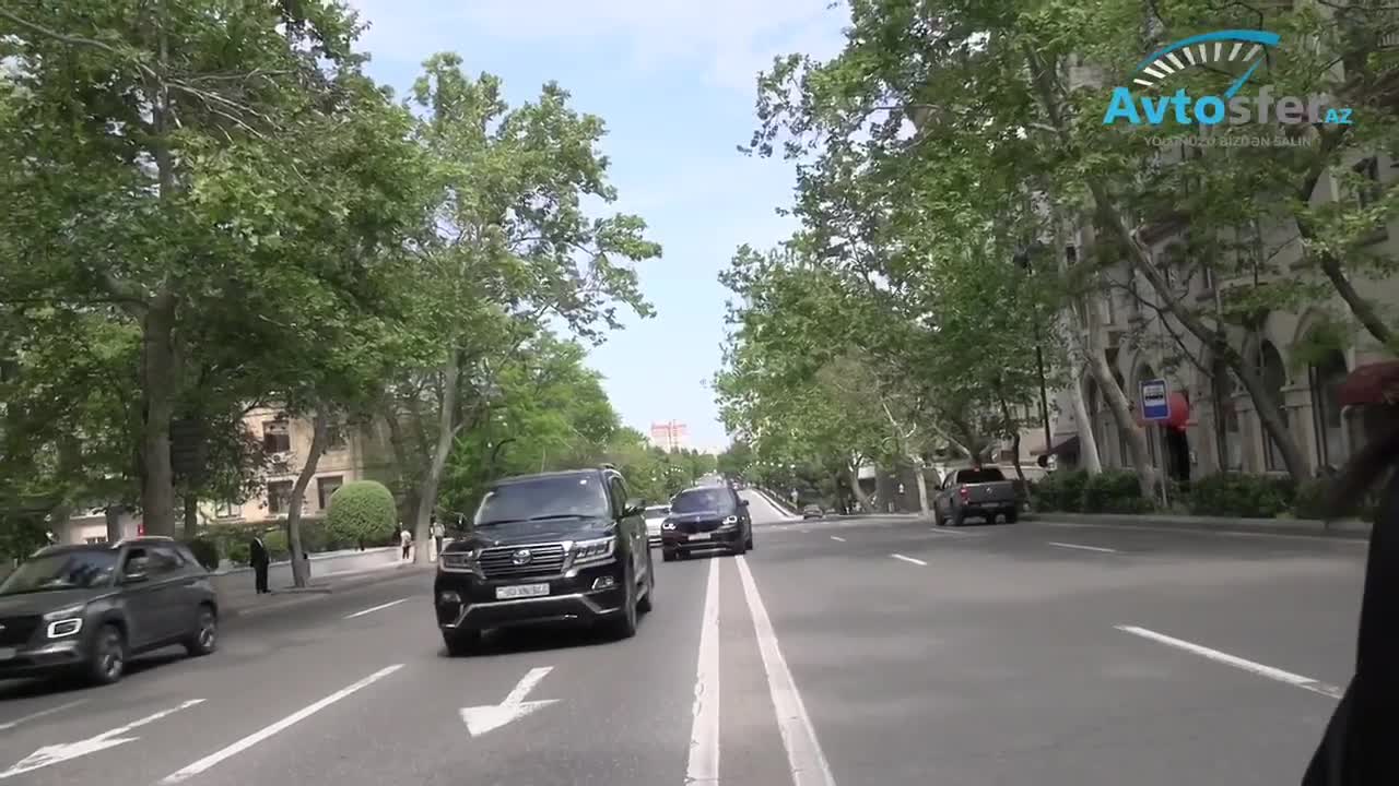 Maşını ötmək üçün qoşa xətti tapdalayıb əks yola çıxdı 