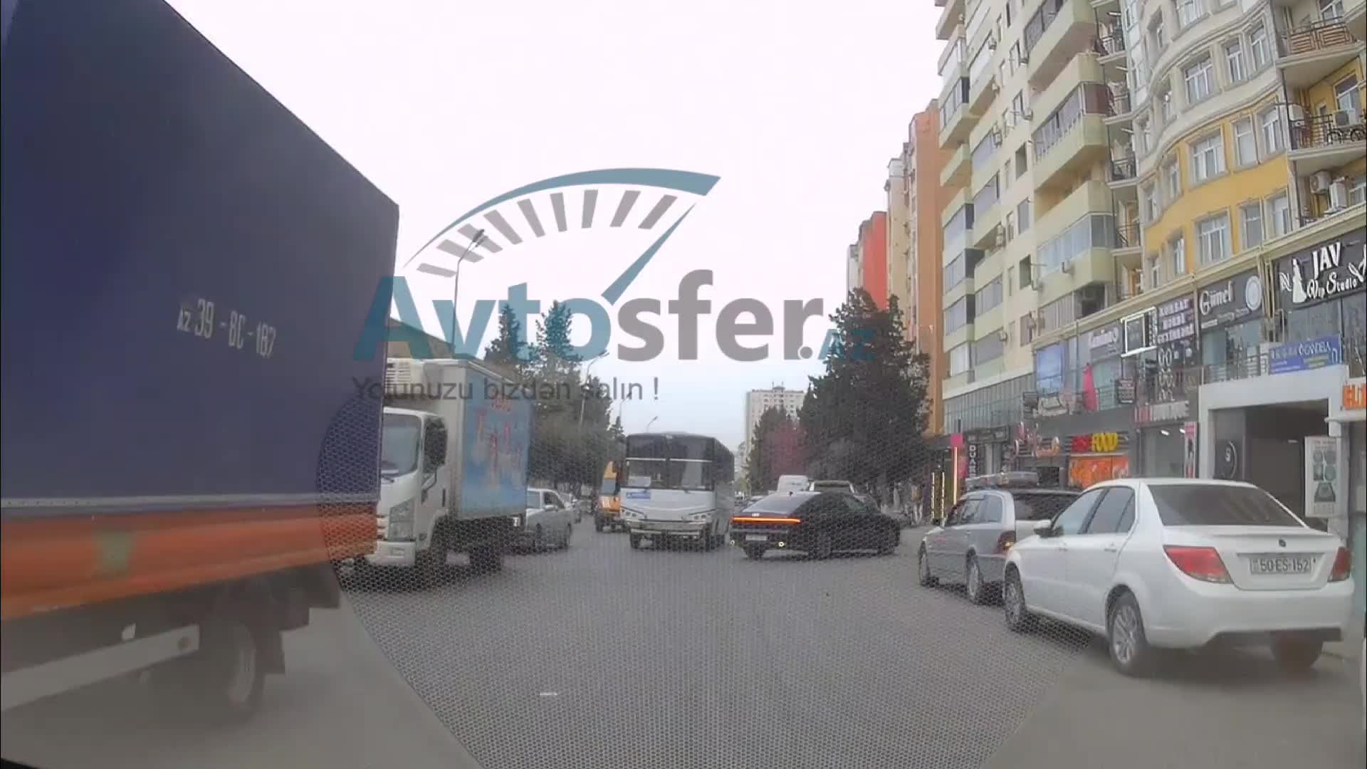 İçi dolu sərnişinlə əks yola çıxan avtobus sürücüsü 
