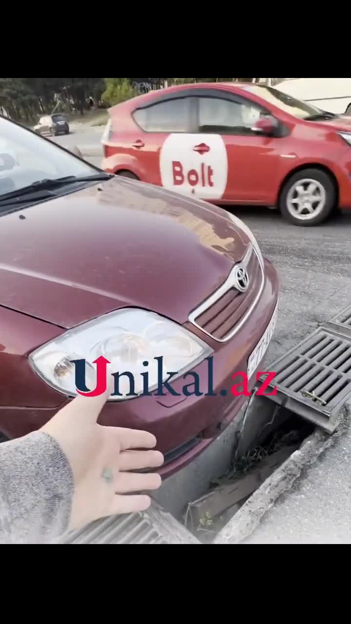 Bu yoldan keçənlər çuxura düşür