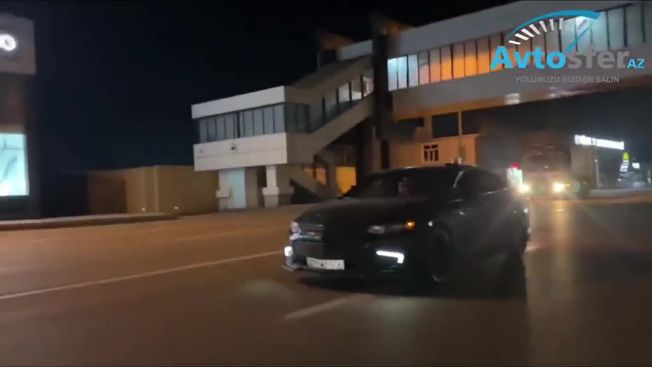 Maşının damına sayrışan işıq quraşdırıb yol boyu “şou” göstərdi