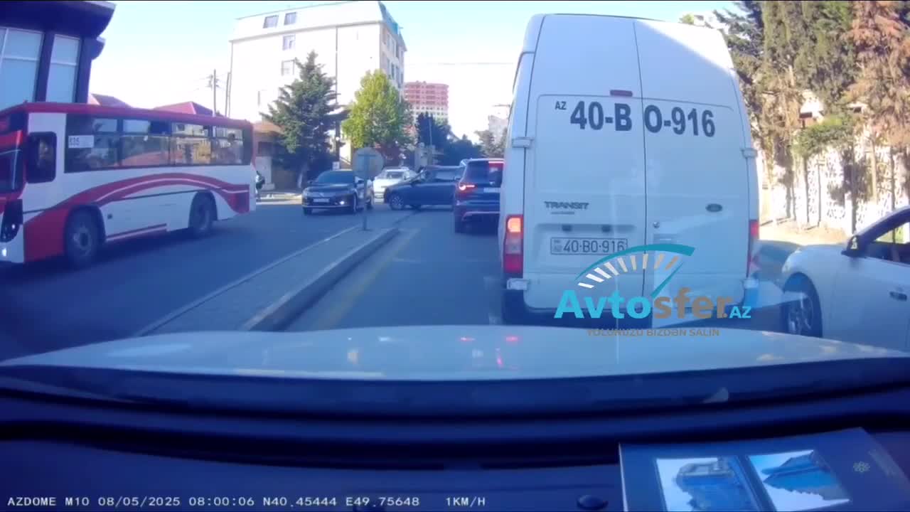 Nişanının yanında dayanıb yolu kəsdi