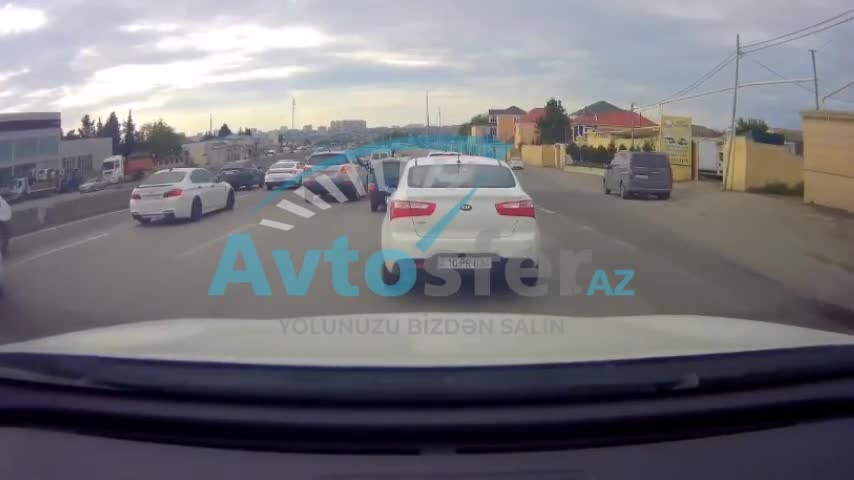 Sürücülər yol çiyninə çıxıb tıxacı daha da şiddətləndirdilər