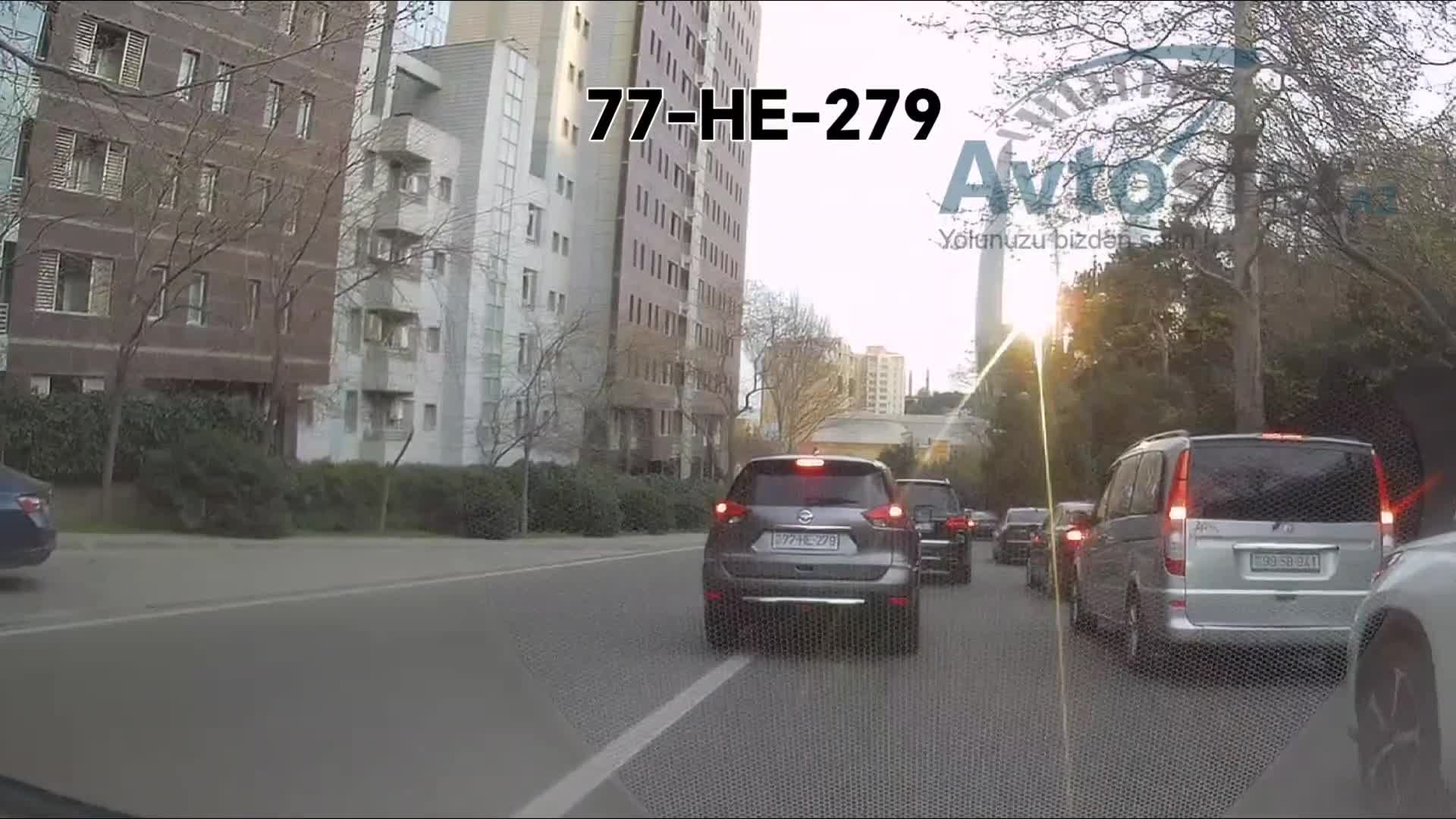 Hamı tıxacda gözləyir, bu sürücü isə əks yola çıxır