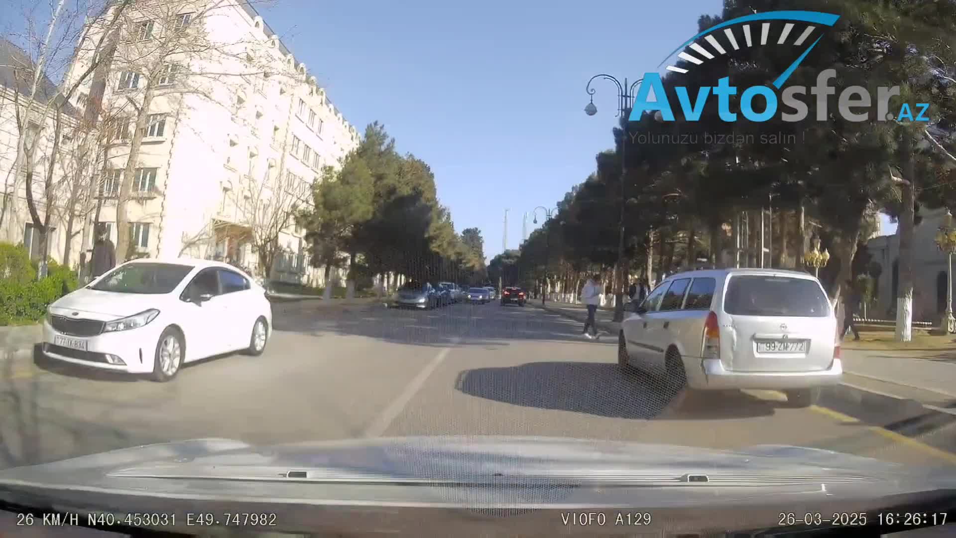 Maşını ikinci cərgədə park edən sürücü hərəkəti dayandırdı
