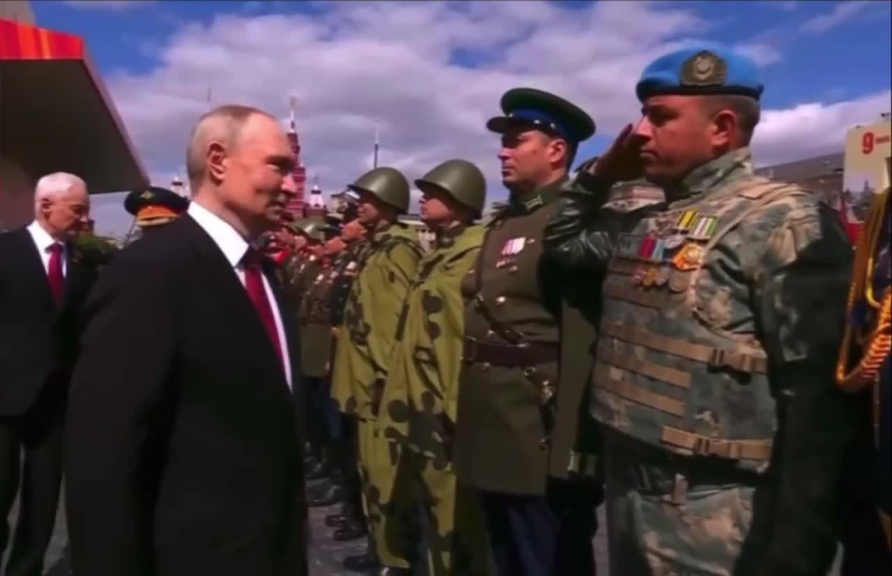 Putin azərbaycanlı polkovniklə salamlaşd