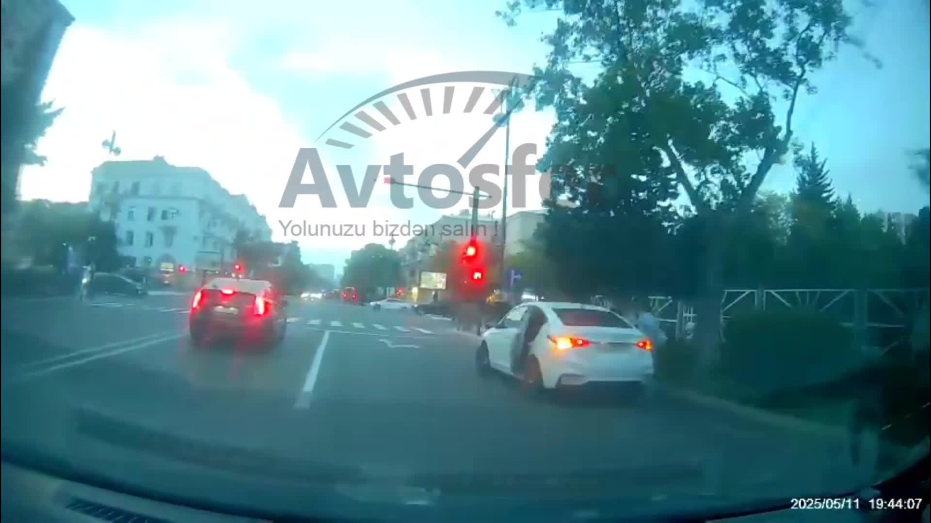 Sola dönən sürücü dəhşətli qəzaya səbəb olacaqdı