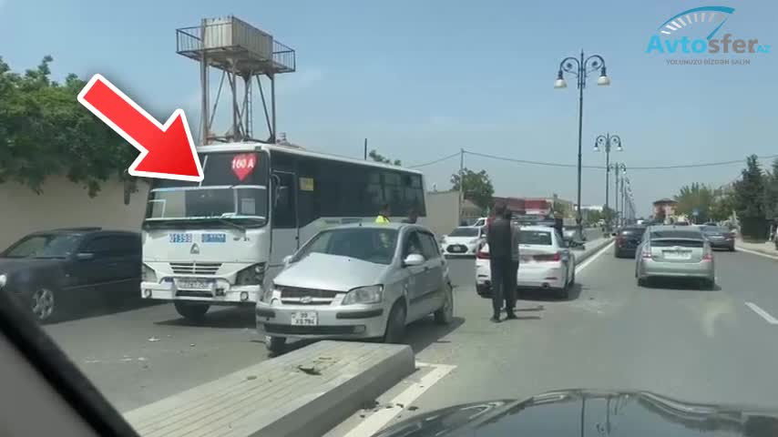 Hyundai avtobusla toqquşdu