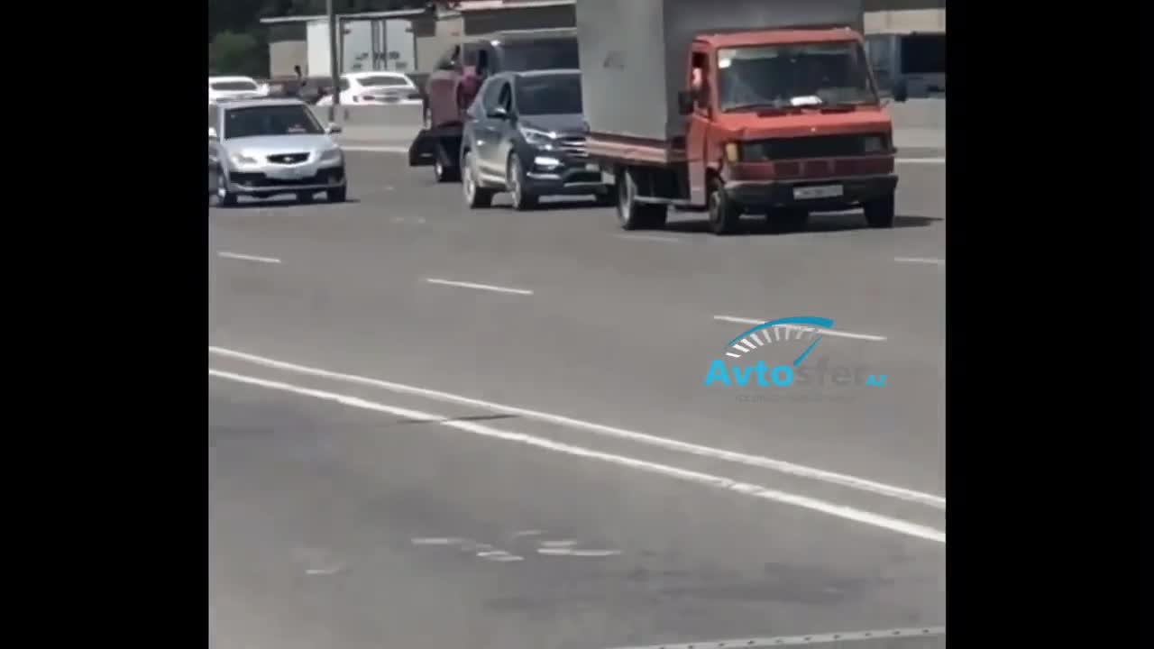 Maşını yolun ortasında saxlayıb arxa-arxaya sürdü 