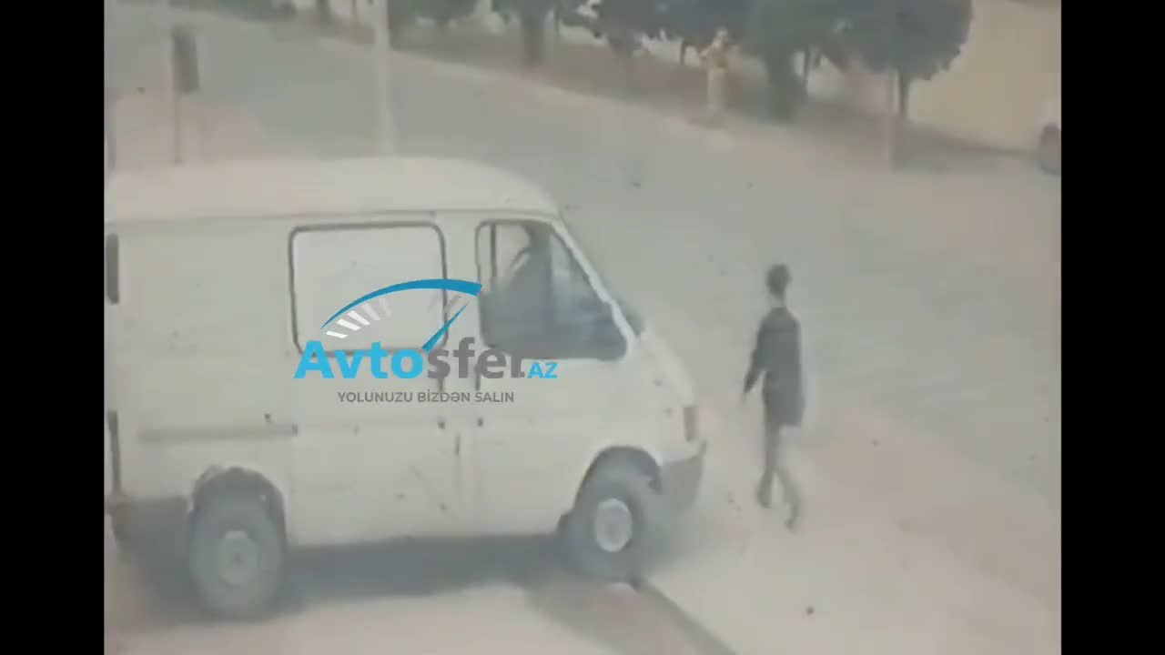  “VAZ” yük maşınına çırpıldı, sürücünün ayaqları sındı