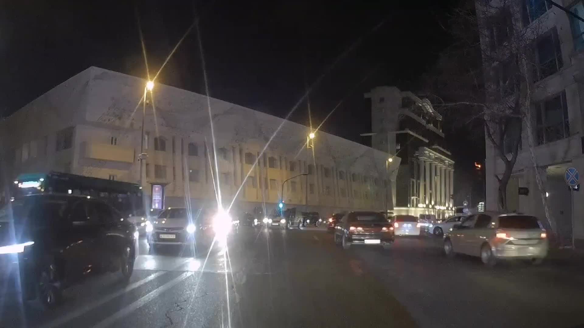 Sarı işıqda yola girib tıxac yaratdı, sonra özünü haqlı çıxartdı