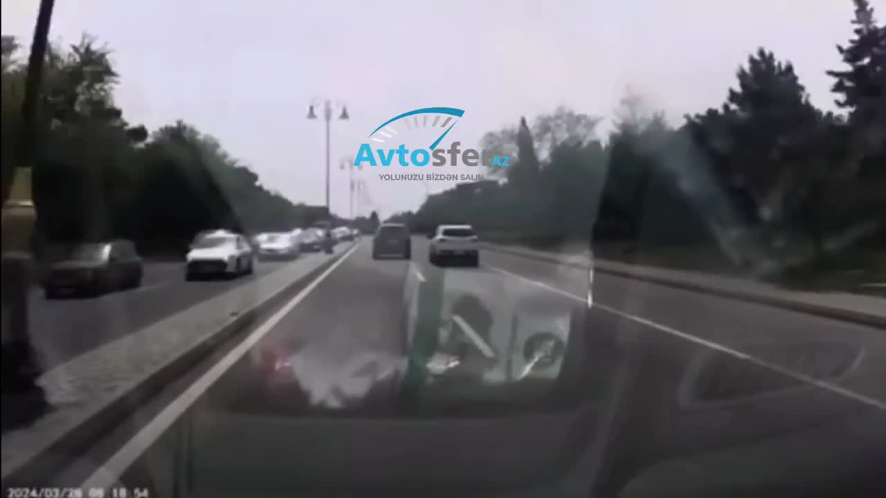 Sürücü qayda pozmayan maşına yaxınlaşıb görün nələr dedi 