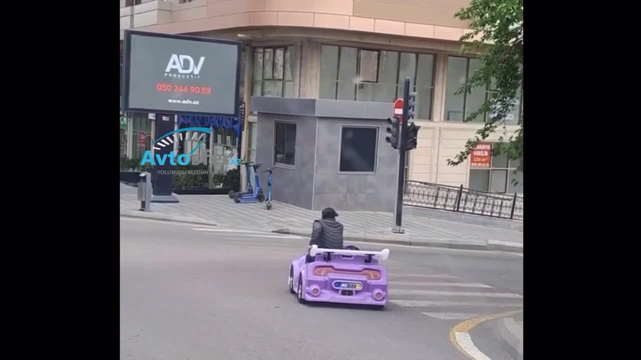 Paytaxtda oyuncaq maşın sürən kişi maşınlara təhlükə yaratdı 