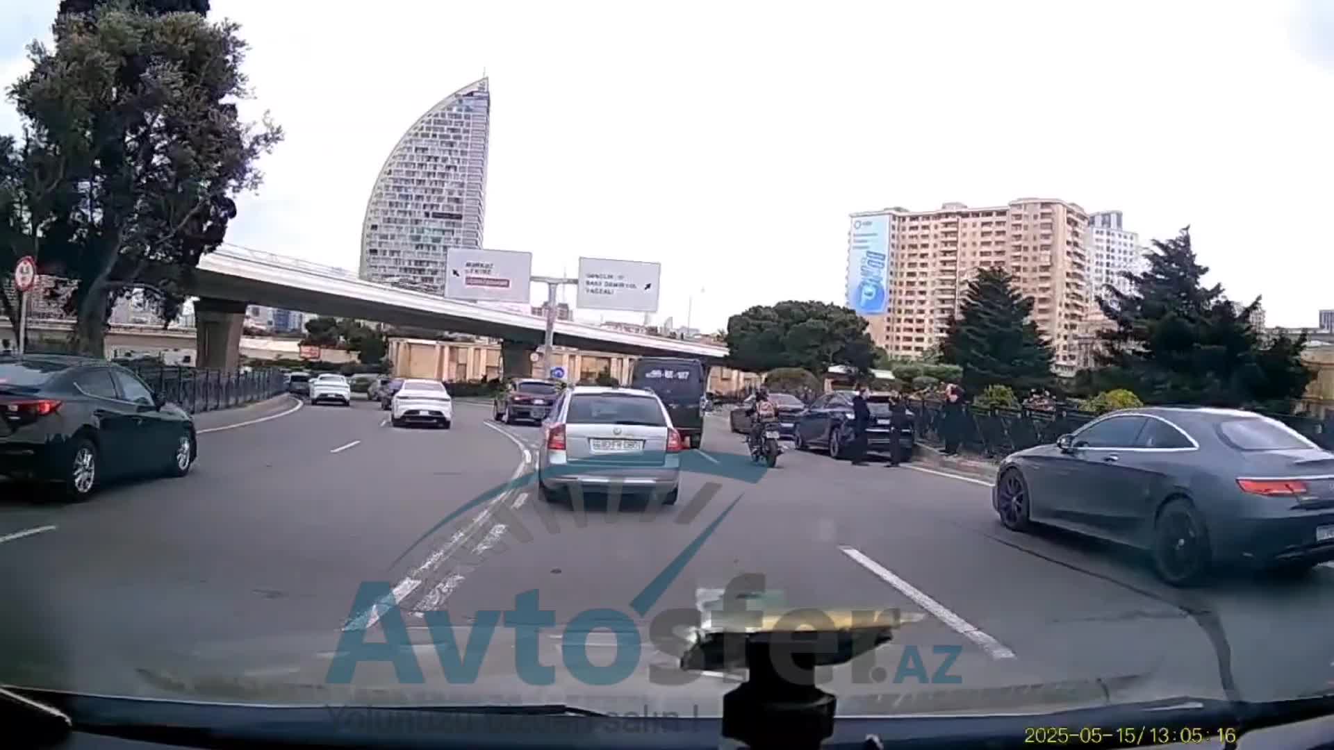 Zolağı düzgün seçməyəm motosiklet sürücüsü qəzaya düşdü