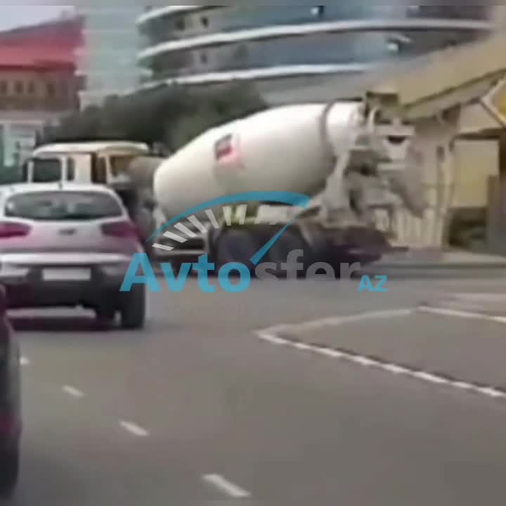 Betonqarışdıran maşın döngədə park edilən avtomobili əzdi -