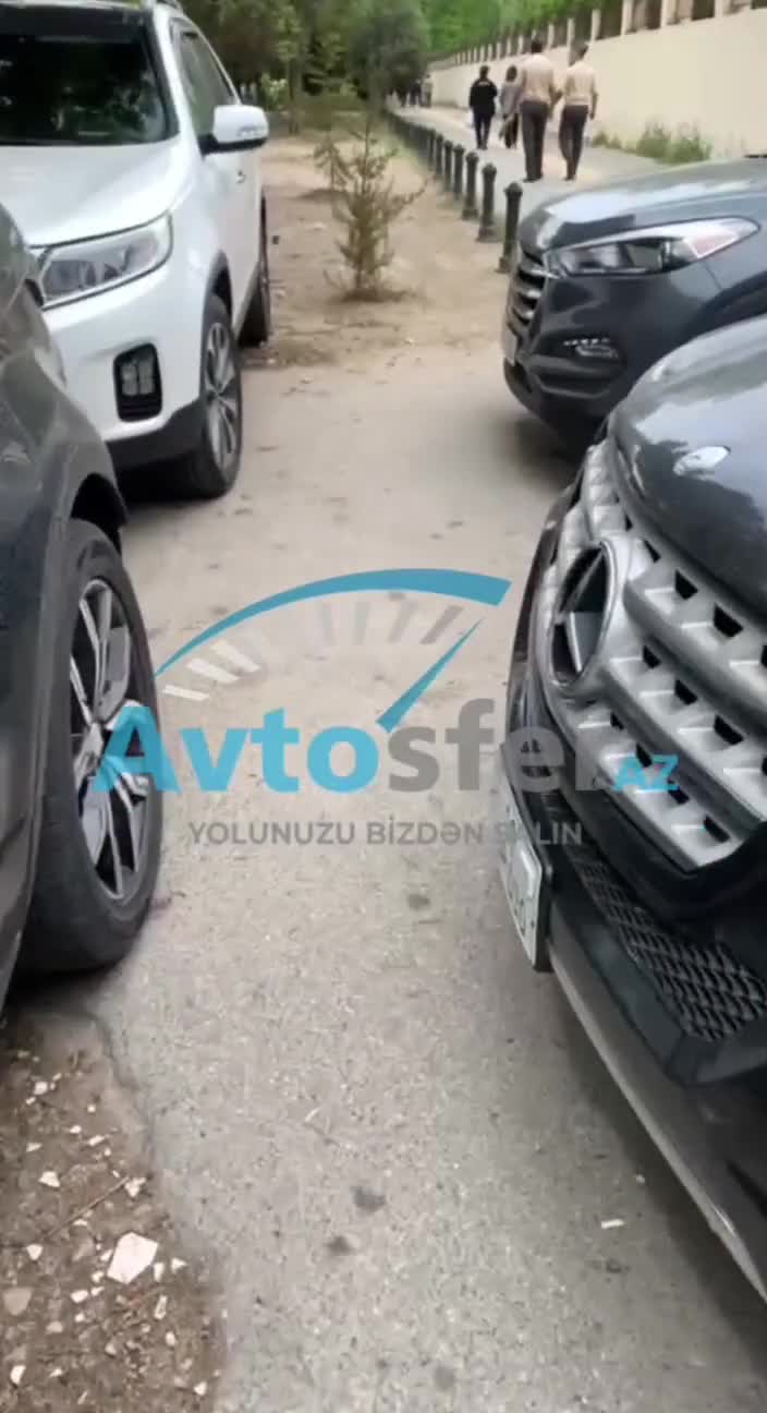 Maşınları səkini zəbt edəcək şəkildə park edən sürücülər 