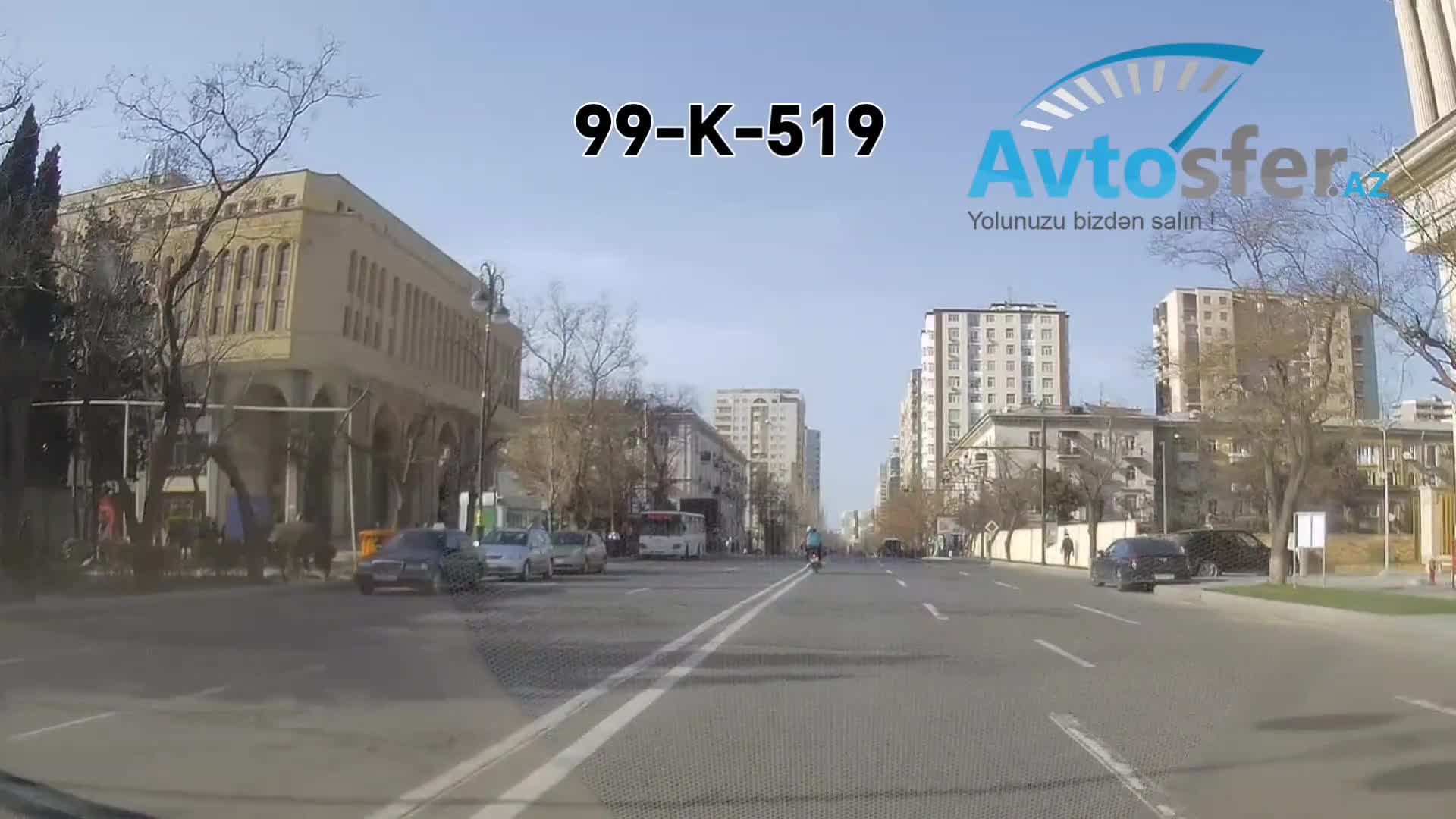 Dəlbiqəsiz sərnişin aparan sürücü qoşa xəttin üzərindən döndü