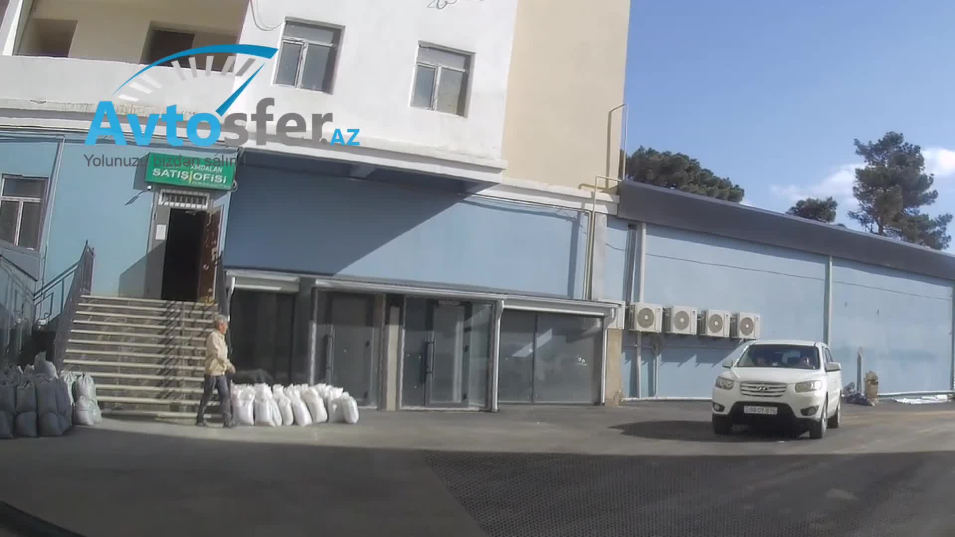 Yaşayış kompleksinin həyətində azyaşlılar sükan arxasına keçdilər