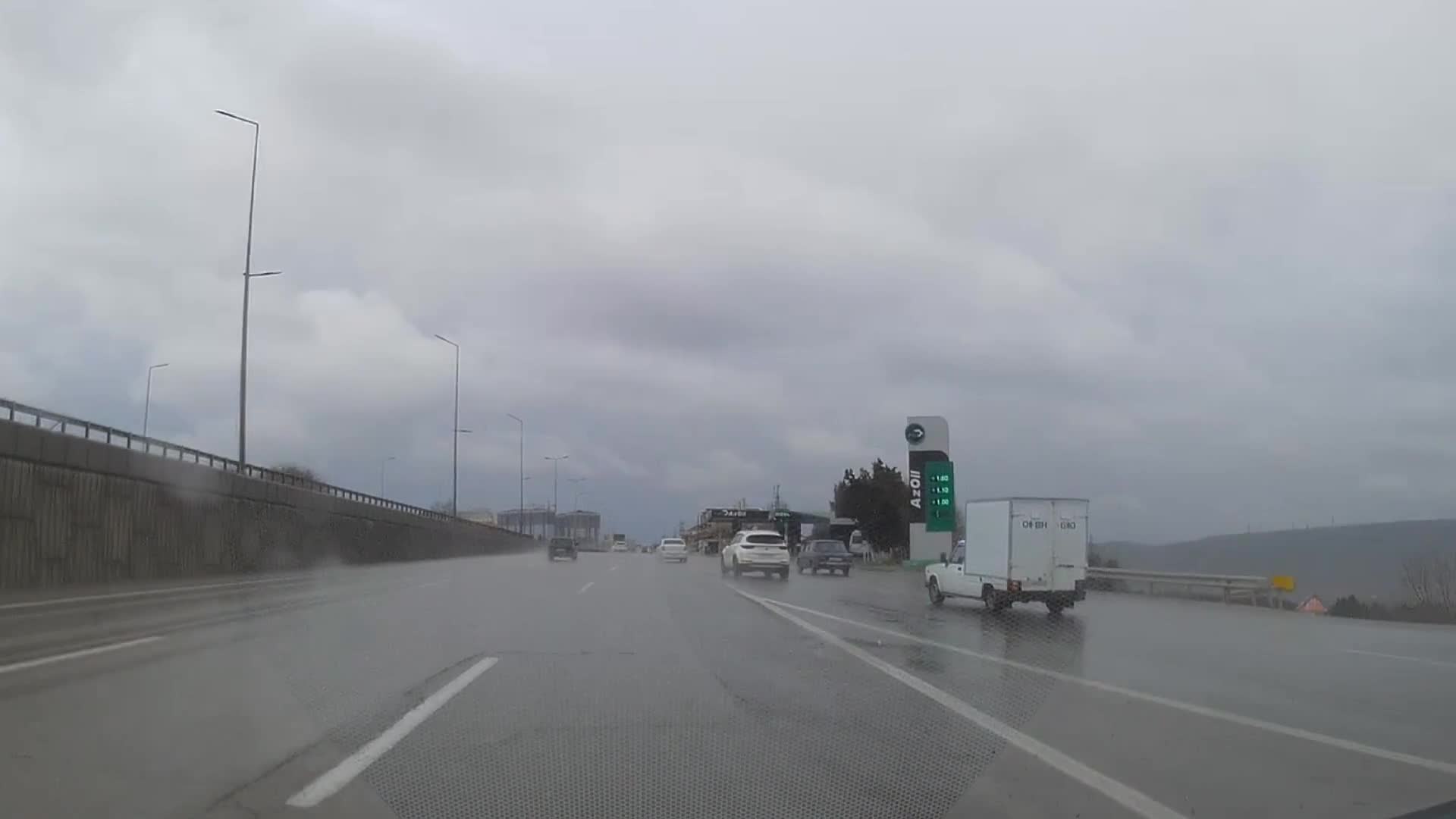 Bu yolda sürücülər sağ zolaqla hərəkət etmək istəmirlər