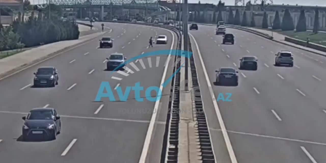 Aeroport yolunu qaçaraq keçməyə çalışan piyadanı  maşın vurdu