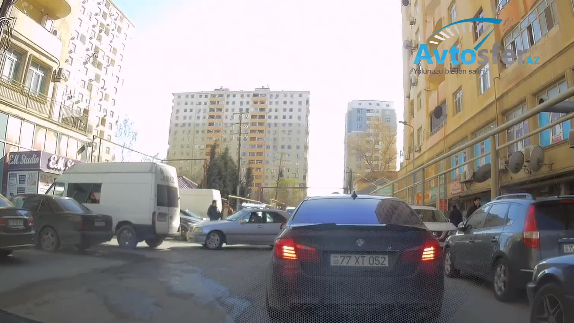 İkinci cərgədə park edən xanım sürücü hərəkəti çətinləşdirdi