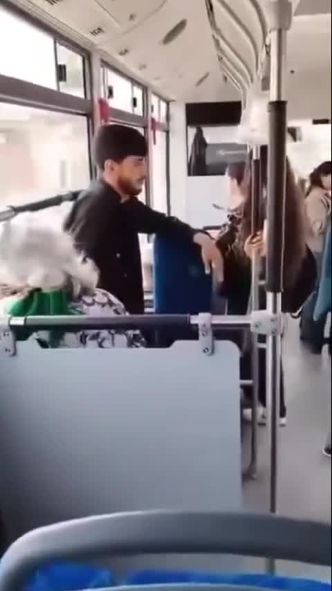 Avtobusda bıçaqla sərnişinləri hədələyən qadın saxlanıldı