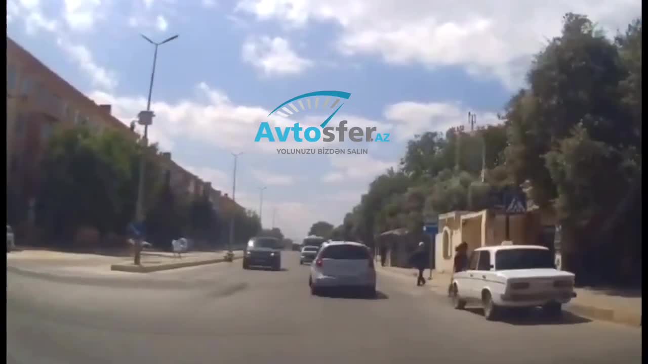 Yolu qaçaraq keçən piyada əks yola çıxan “Range Rover”ə çırpıldı 