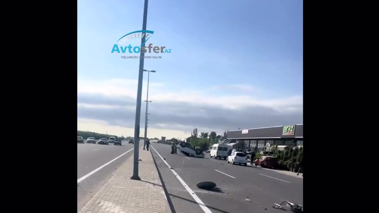 Qala yolunda sürücü yaşlı kişini vurmamaq üçün maşını aşırdı 