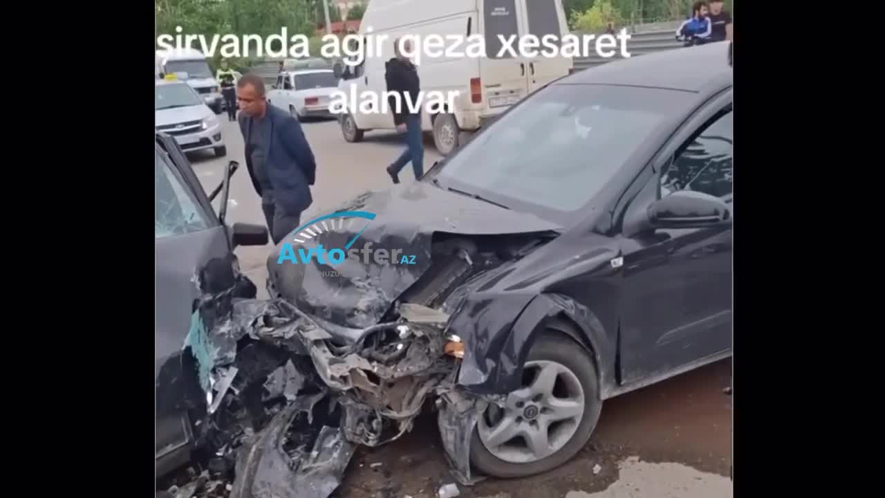 Toqquşan maşınlar tanınmaz hala düşdü, xəsarət alanlar var