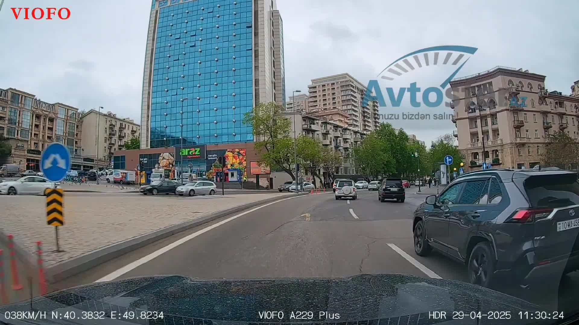 100 metr qarşıdakı geriyə dönmə yerini qoyub qoşa xətdən döndü