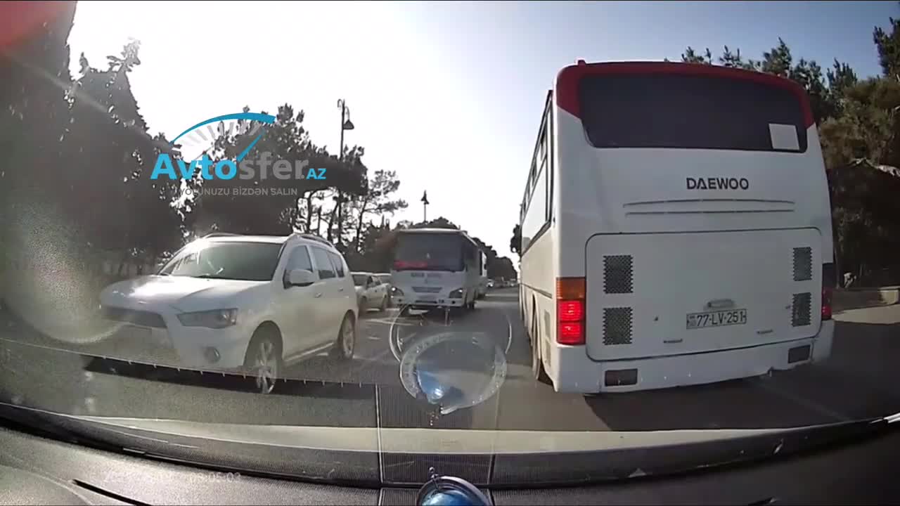 Dayanacaqdan kənarda saxlayan avtobus sürücüsü
