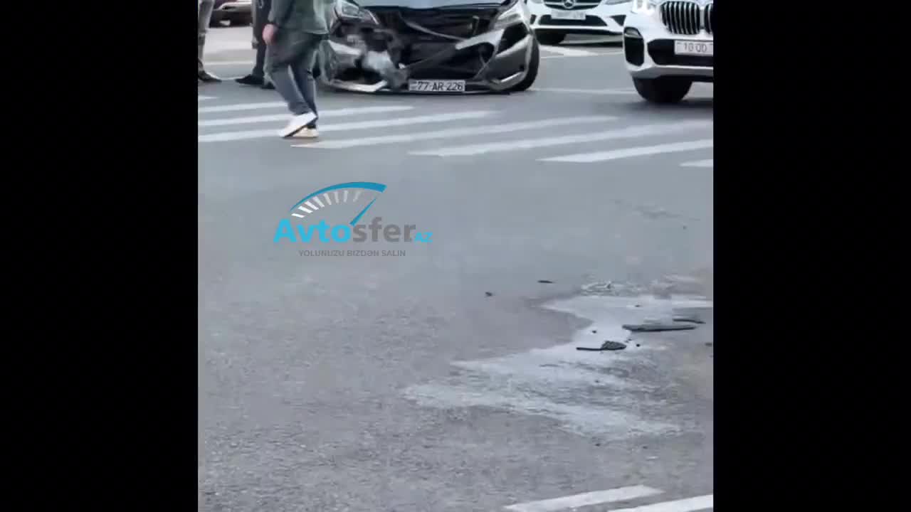Qadın sürücülər yolayrıcında qəza törətdilər