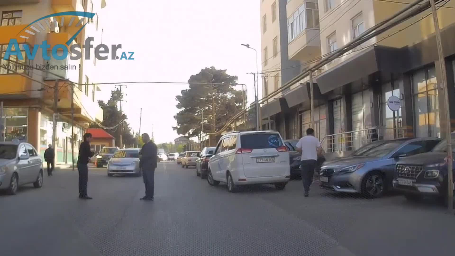Yolun ortasında dayanıb söhbət edən piyadalar