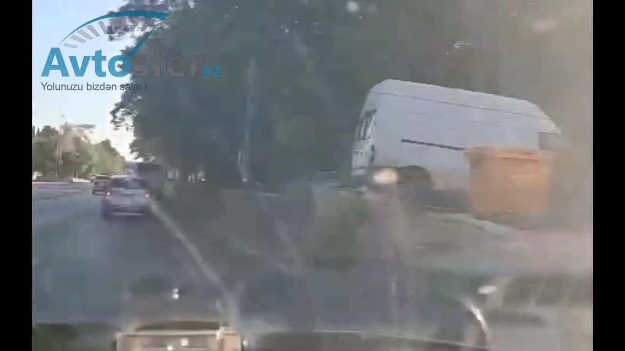 Svetafor ağacın arxasında gizlənib