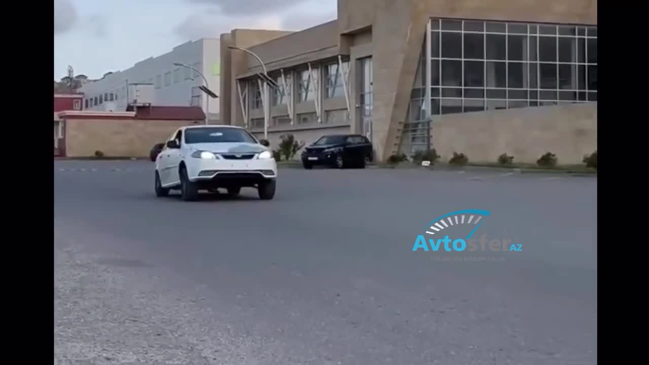 Maşının qabağını göyə qaldırıb nömrəsiz sürür