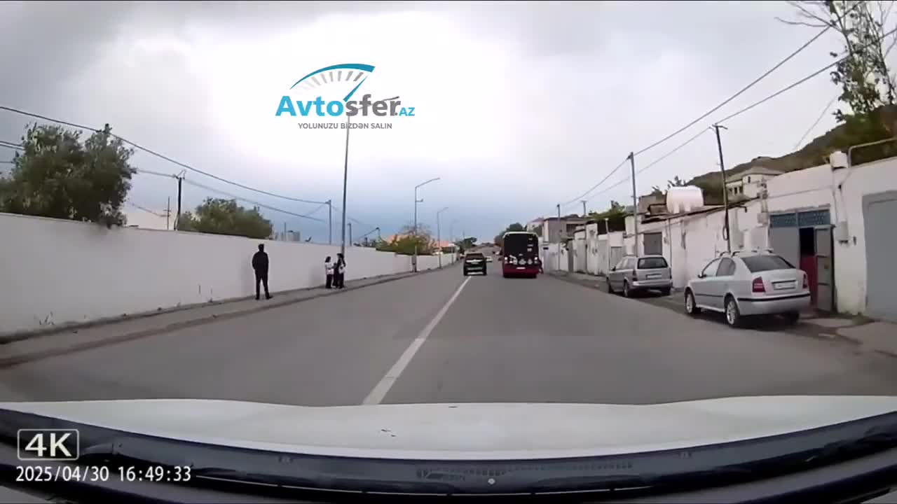Qəfil yola qaçan məktəbli sürücüyə qorxulu anlar yaşatdı 
