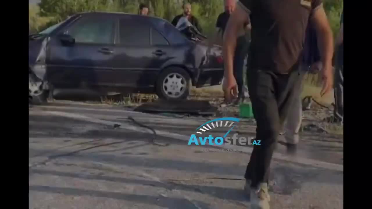 Bakı-Quba yolunda qəza - “Mercedes” ayrıcı səddə çırpıldı 