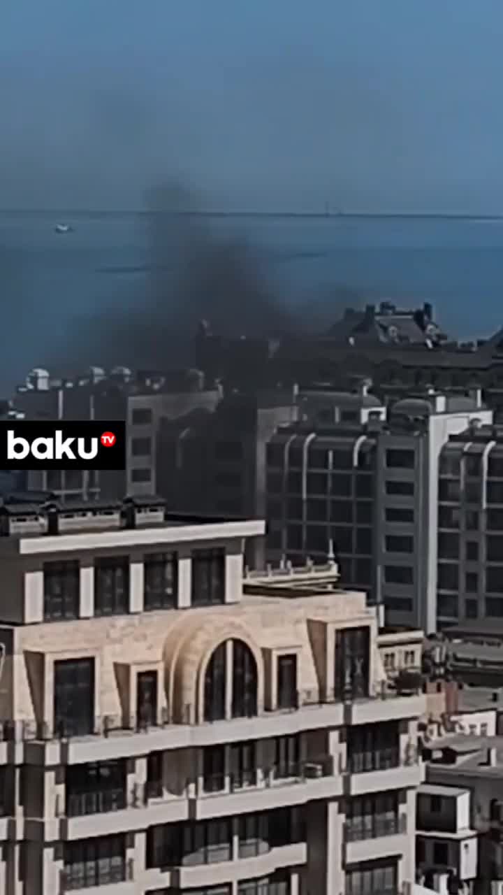 Metronun "Sahil" stansiyasının qarşısında AVTOMOBİL YANIB